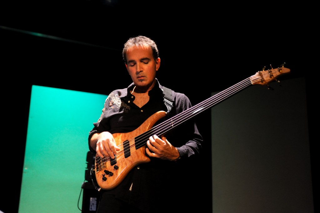 Ric Fierabracci (bass)